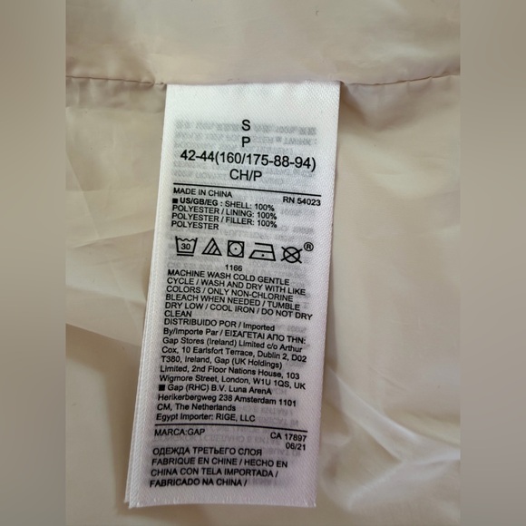 Gap heavyweight puffer vest in an off-white color with detachable oversized hood - Picture 5 of 5